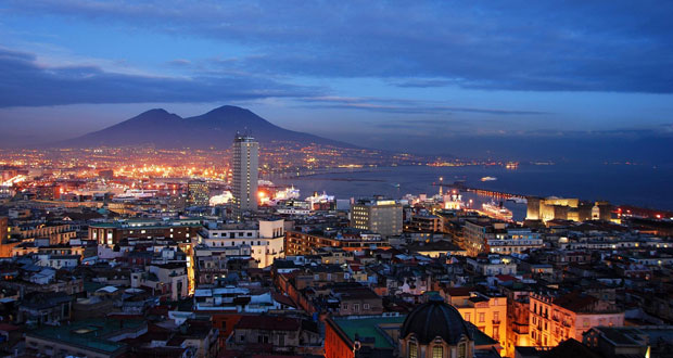 Orasul Napoli, Italia, noaptea
